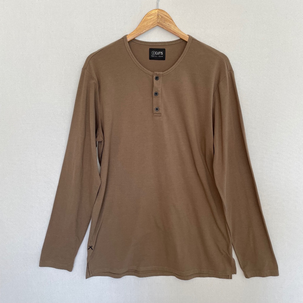Cuts Men’s Size Large Split Hem 3 Button Henely Tee In Brown